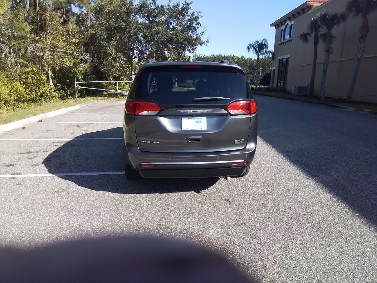 Grey Chrysler Pacifica image number 5