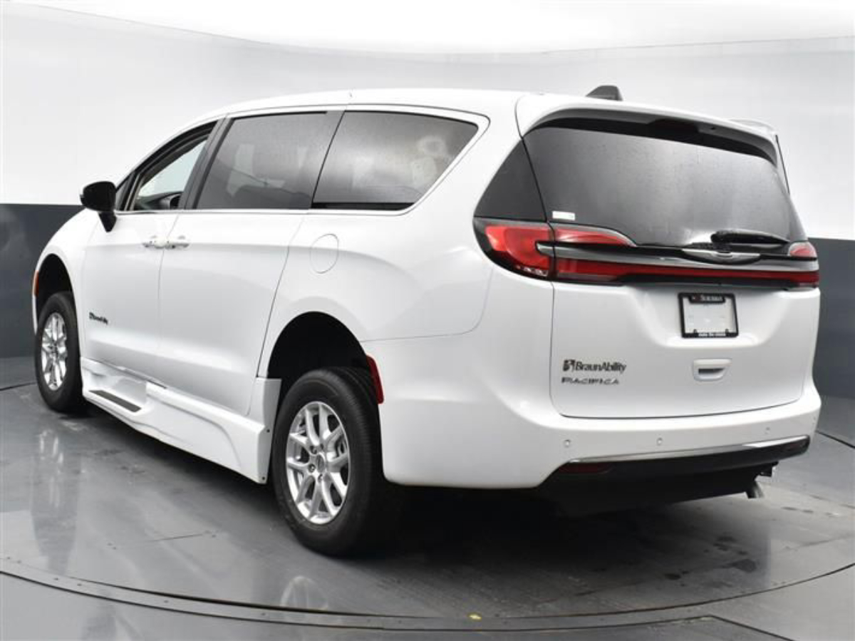 White Chrysler Pacifica image number 4