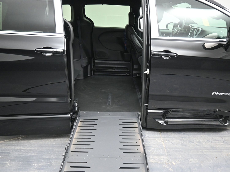 Black Chrysler Pacifica image number 10