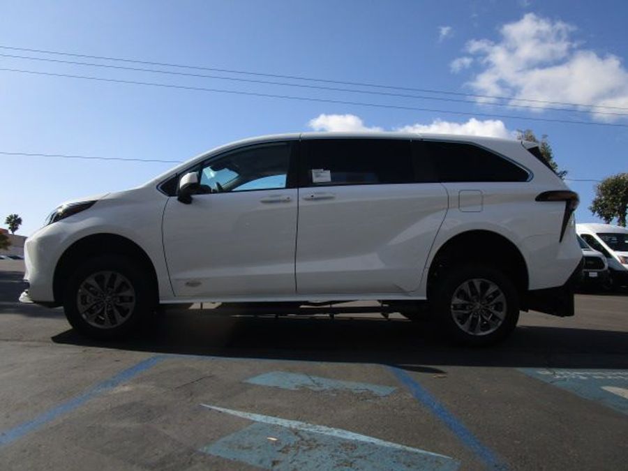 New 2025 Toyota Sienna Hybrid LE - Vantage Mobility Commercial Rear Entry Entry Fold Out Manual Ramp