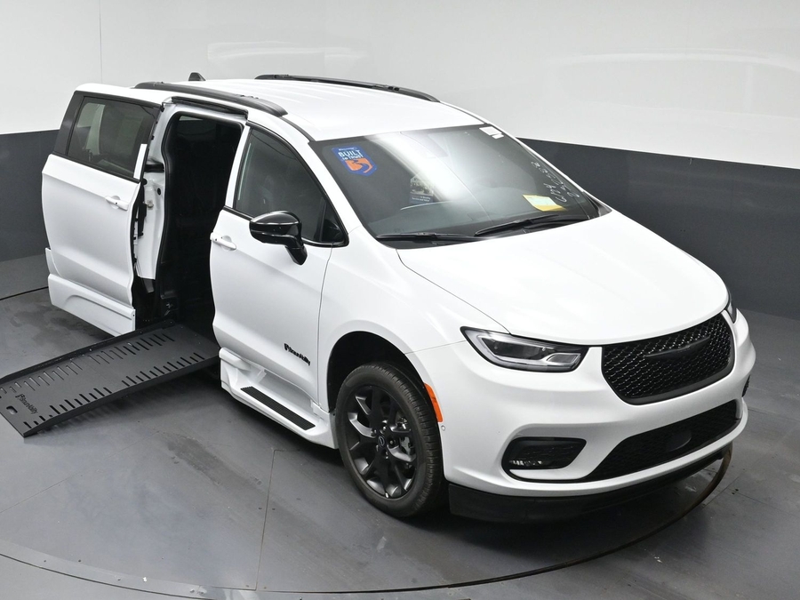 White Chrysler Pacifica image number 19