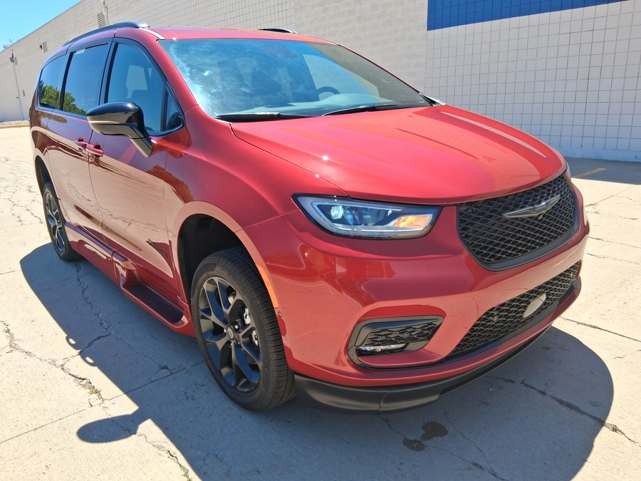 Red Chrysler Pacifica image number 3