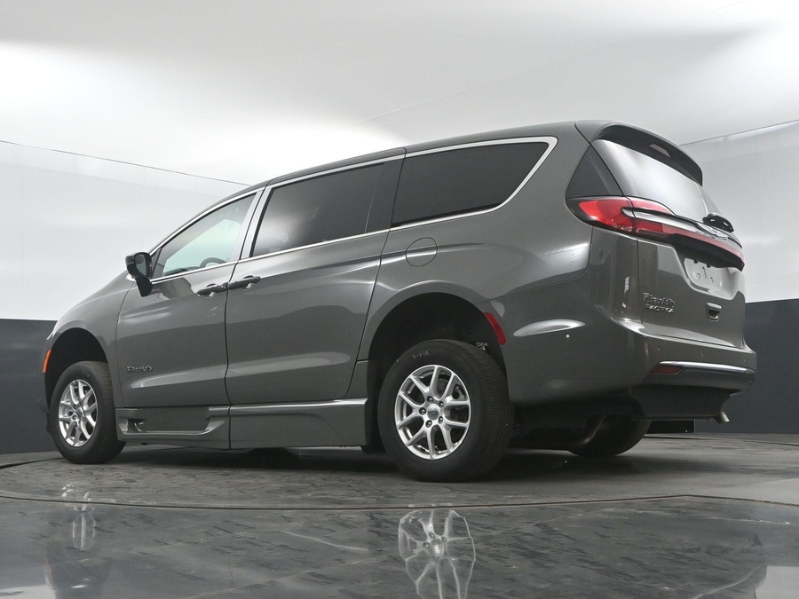 New 2025 Chrysler Pacifica Select Safety - BraunAbility Side Entry Entry Fold Out Automatic Ramp