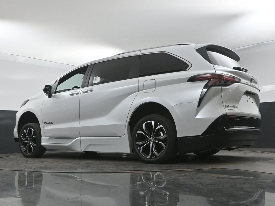 New 2025 Toyota Sienna Hybrid Platinum - BraunAbility Side Entry Entry Fold Out Automatic Ramp