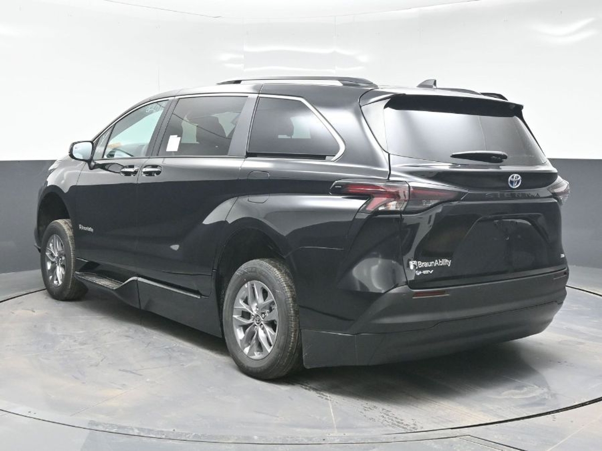 Black Toyota Sienna image number 4