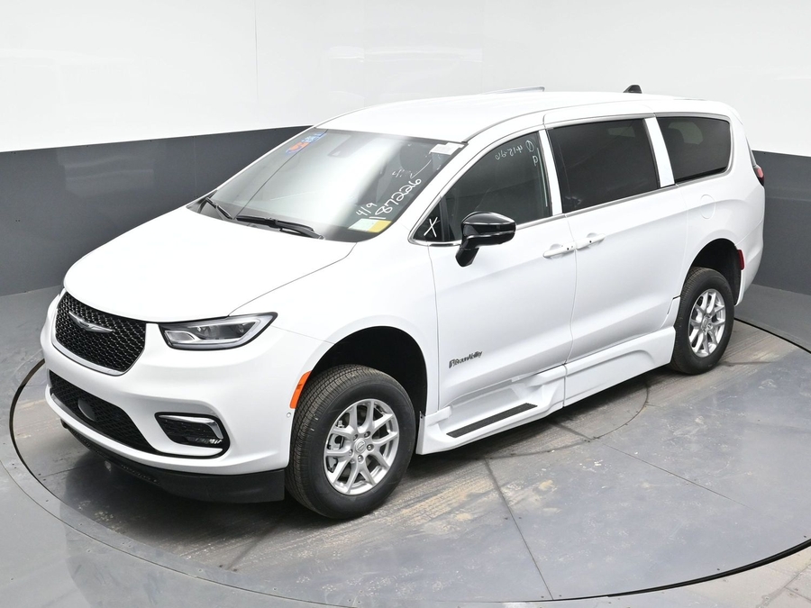 New 2026 Chrysler Pacifica Select Safety - BraunAbility Side Entry Entry Fold Out Automatic Ramp