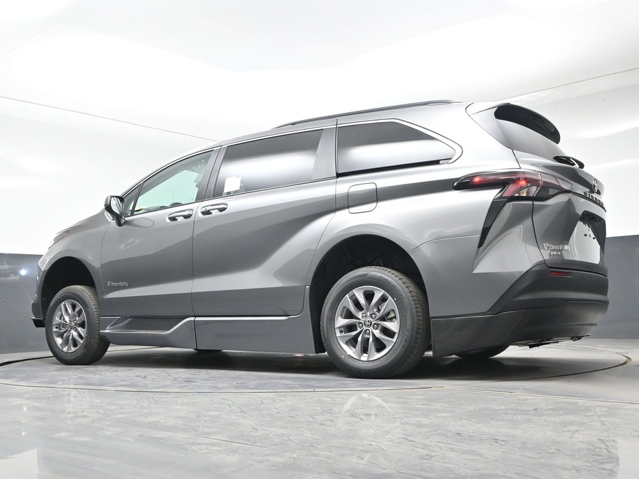 Grey Toyota Sienna image number 19