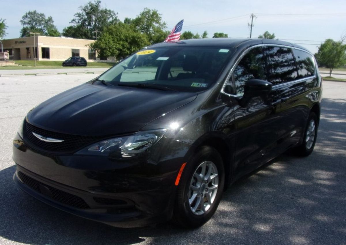 Black Chrysler Voyager image number 1