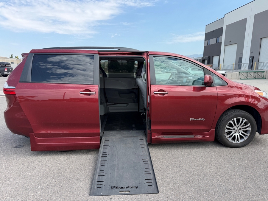 Used 2020 Toyota Sienna XLE - BraunAbility Side Entry In Floor Automatic Ramp
