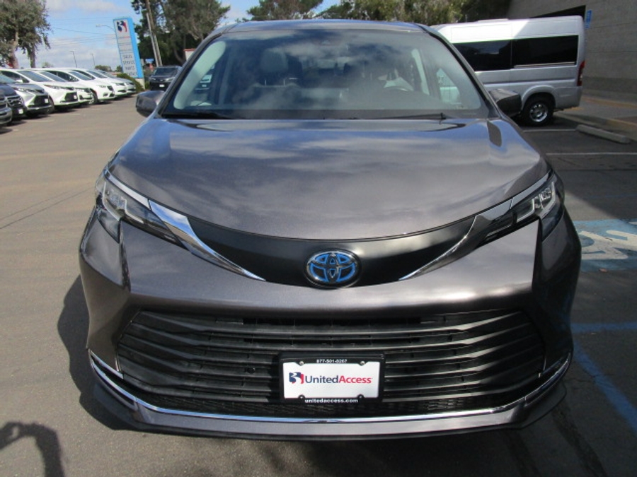 Used 2021 Toyota Sienna Hybrid XLE Base - BraunAbility Side Entry Entry Fold Out Automatic Ramp