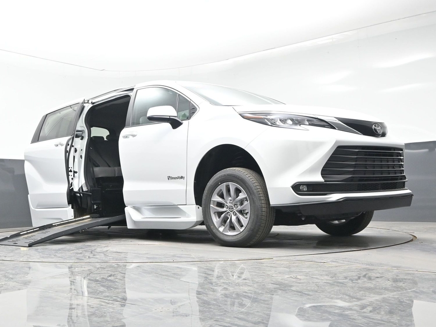 White Toyota Sienna image number 17