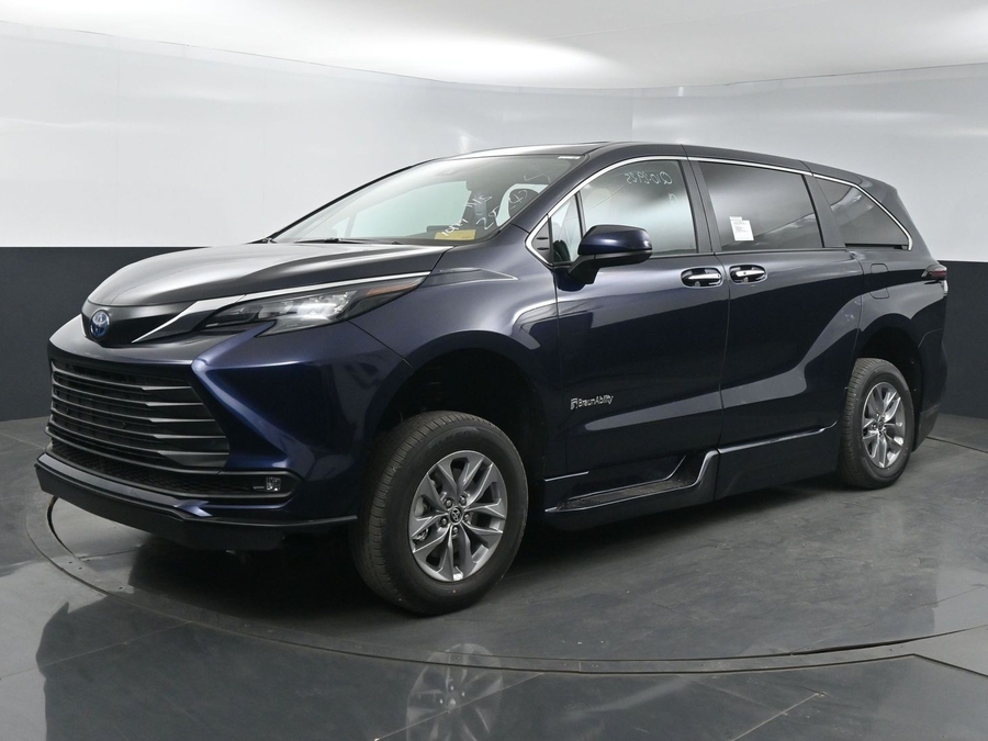 New 2025 Toyota Sienna Hybrid XLE Base - BraunAbility Side Entry Entry Fold Out Automatic Ramp