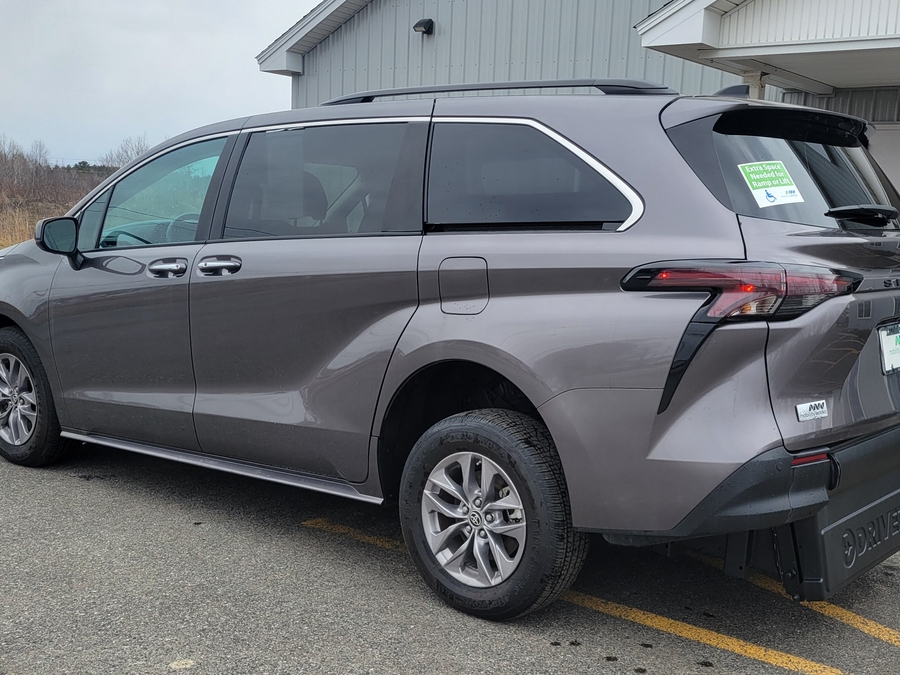 Grey Toyota Sienna image number 9