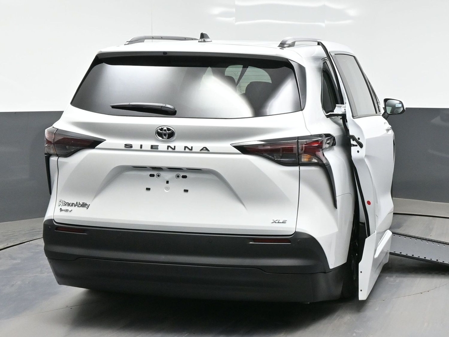 New 2026 Toyota Sienna Hybrid XLE Base - BraunAbility Side Entry Entry Fold Out Automatic Ramp