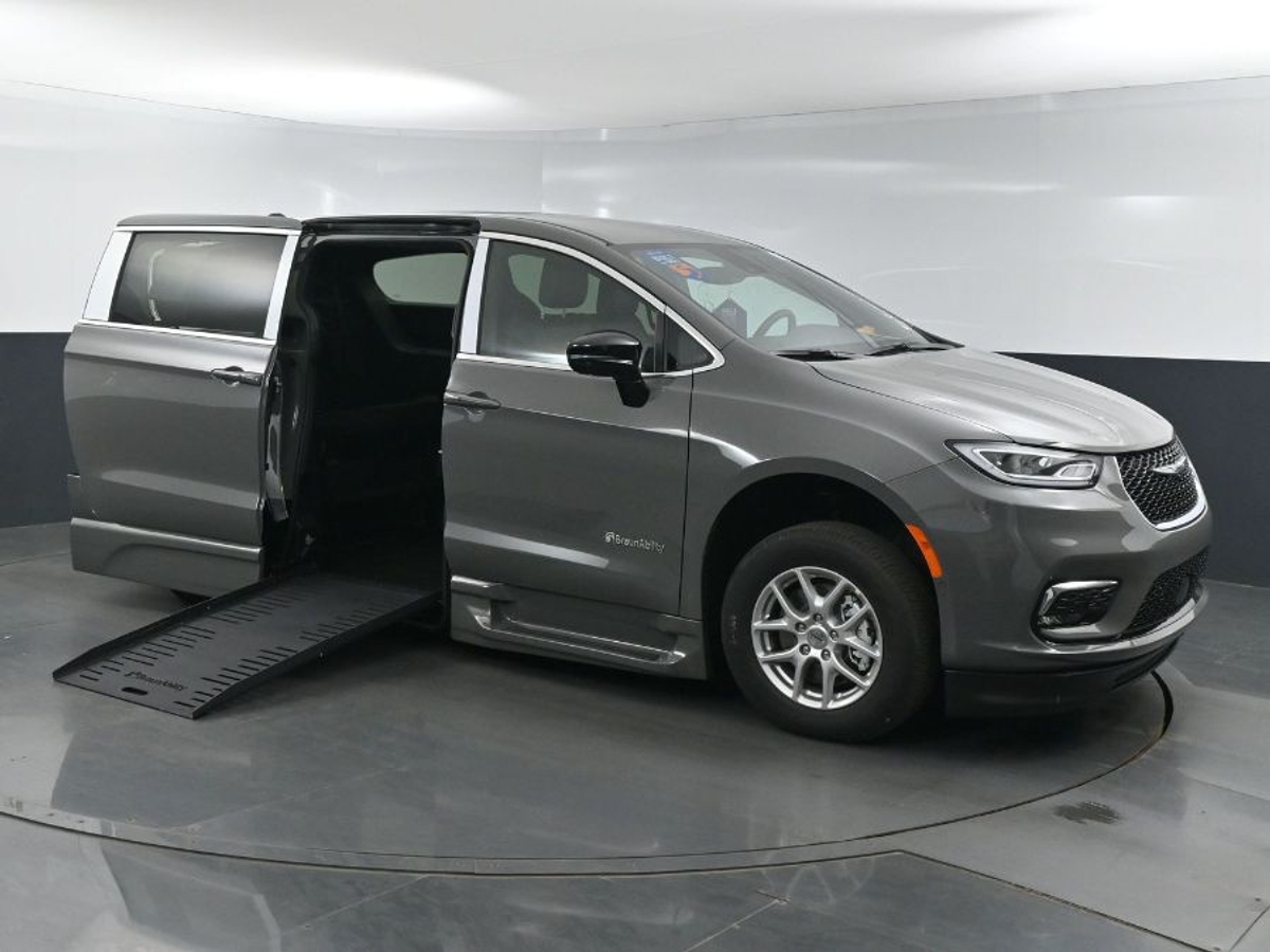 2025 Chrysler Pacifica Select's photo