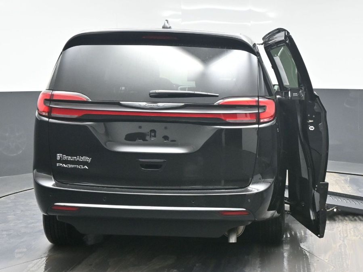 Black Chrysler Pacifica image number 5