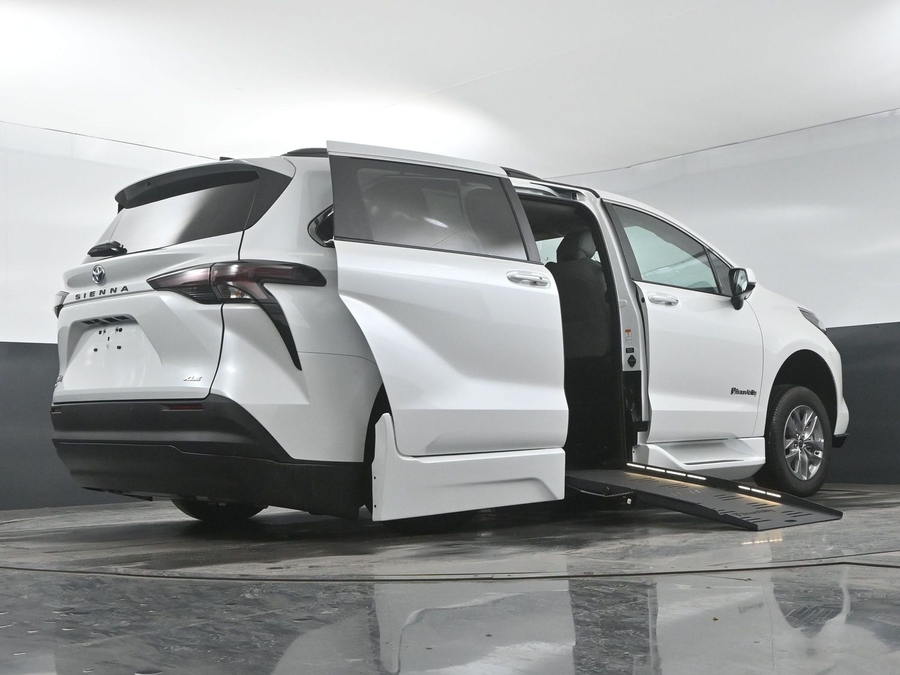 New 2025 Toyota Sienna Hybrid XLE Plus - BraunAbility Side Entry Entry Fold Out Automatic Ramp