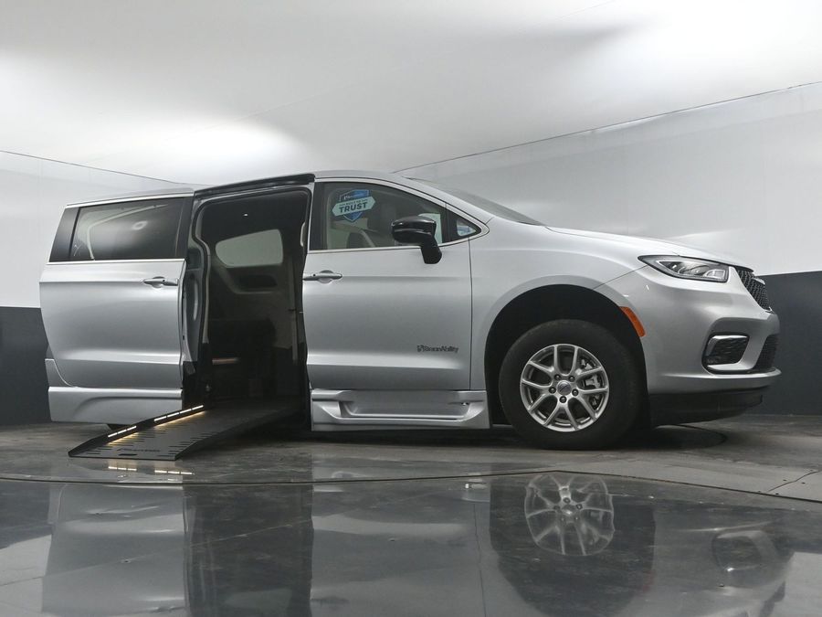 Used 2024 Chrysler Pacifica Touring L - BraunAbility Side Entry Entry Fold Out Automatic Ramp