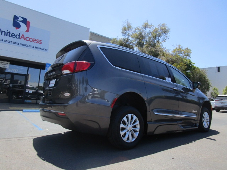 Used 2018 Chrysler Pacifica Touring L - BraunAbility Side Entry In Floor Automatic Ramp