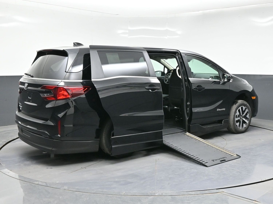 Black Honda Odyssey image number 6