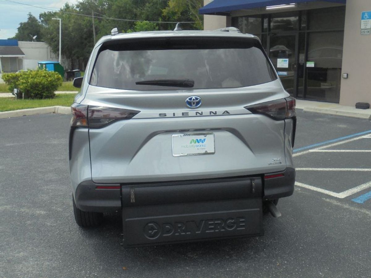 2024 TOYOTA SIENNA - Image 11