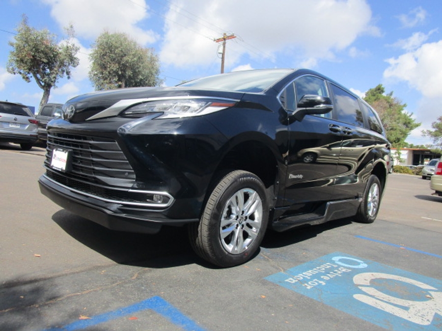 New 2026 Toyota Sienna Hybrid Limited - BraunAbility Side Entry Entry Fold Out Automatic Ramp