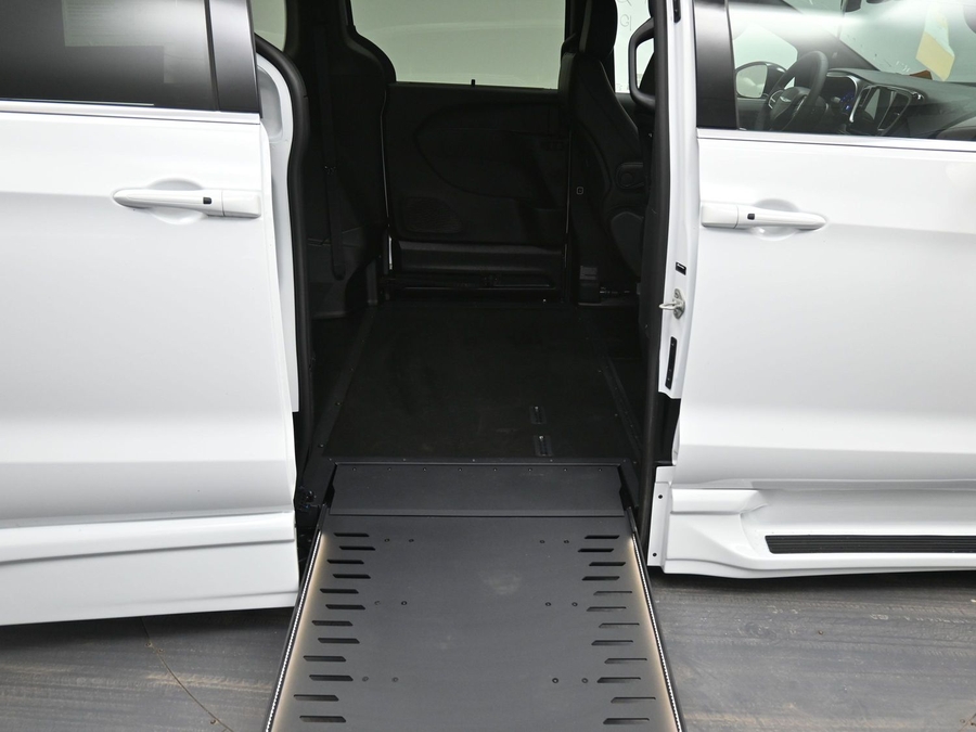 New 2025 Chrysler Pacifica Select Safety - BraunAbility Side Entry Entry In Floor Automatic Ramp