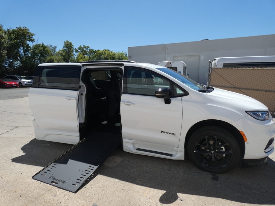 White Chrysler Pacifica image number 11