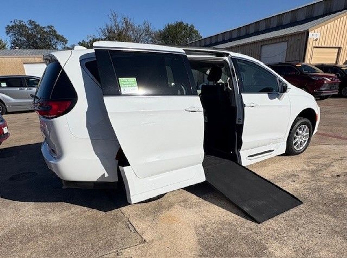White Chrysler Pacifica image number 9