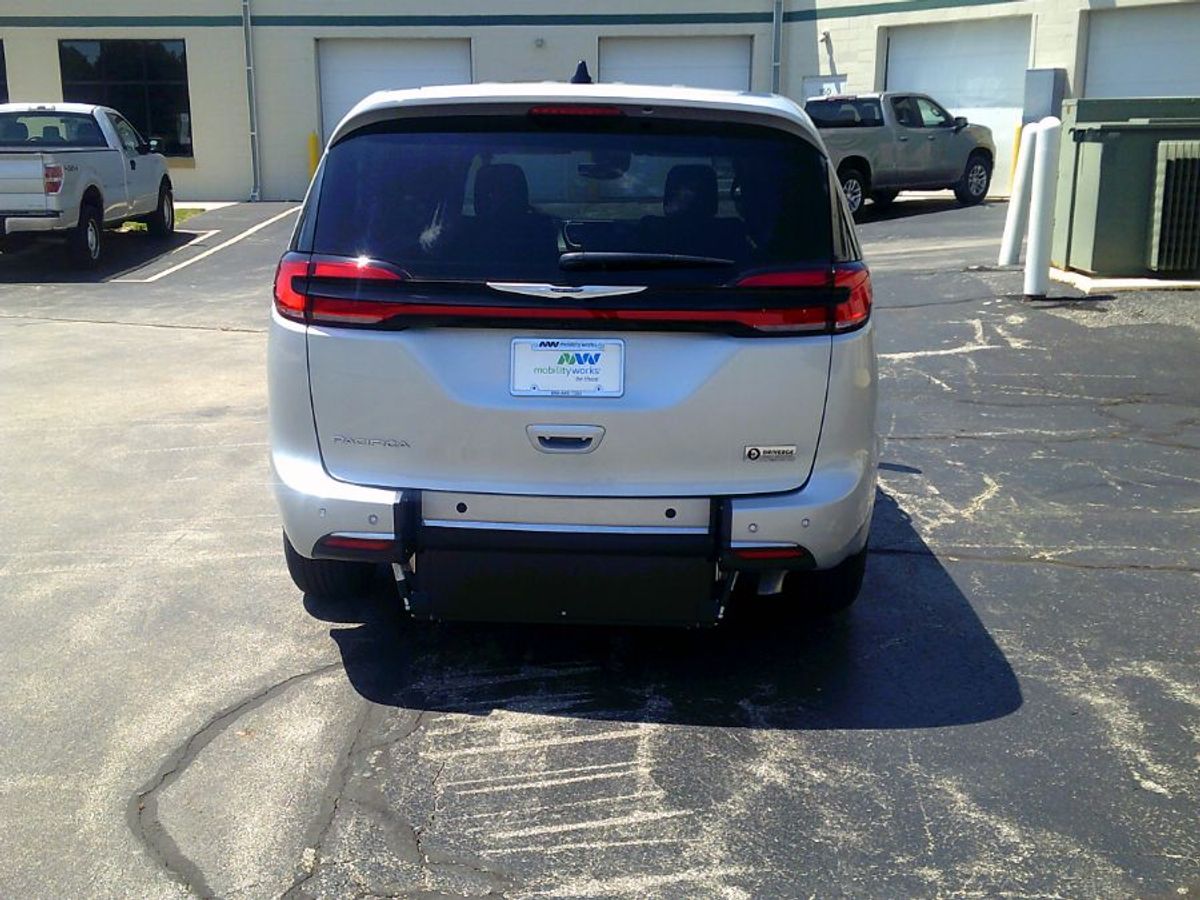 2024 CHRYSLER PACIFICA - Image 8