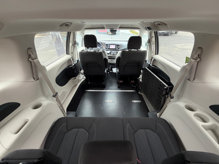 White Chrysler Voyager image number 16