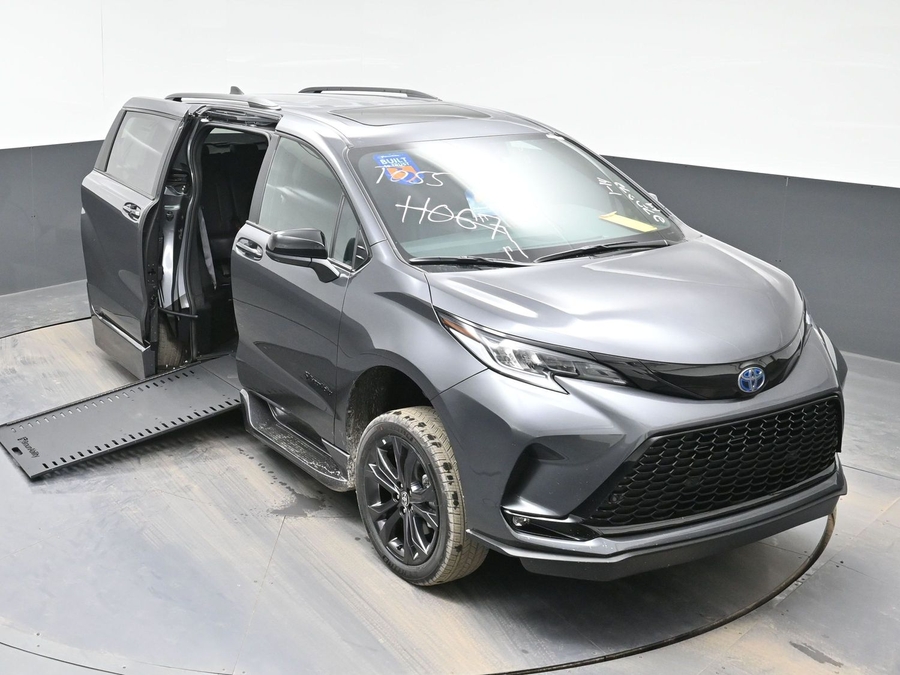New 2025 Toyota Sienna Hybrid XSE Sport - BraunAbility Side Entry Entry In Floor Automatic Ramp