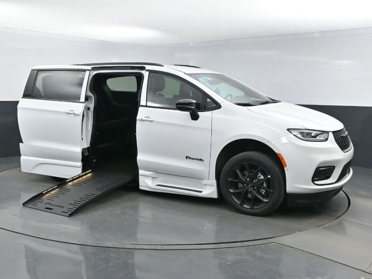 2024 Chrysler Pacifica Touring L - Photo 6