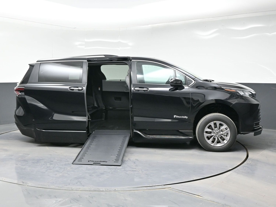 Black Toyota Sienna image number 7