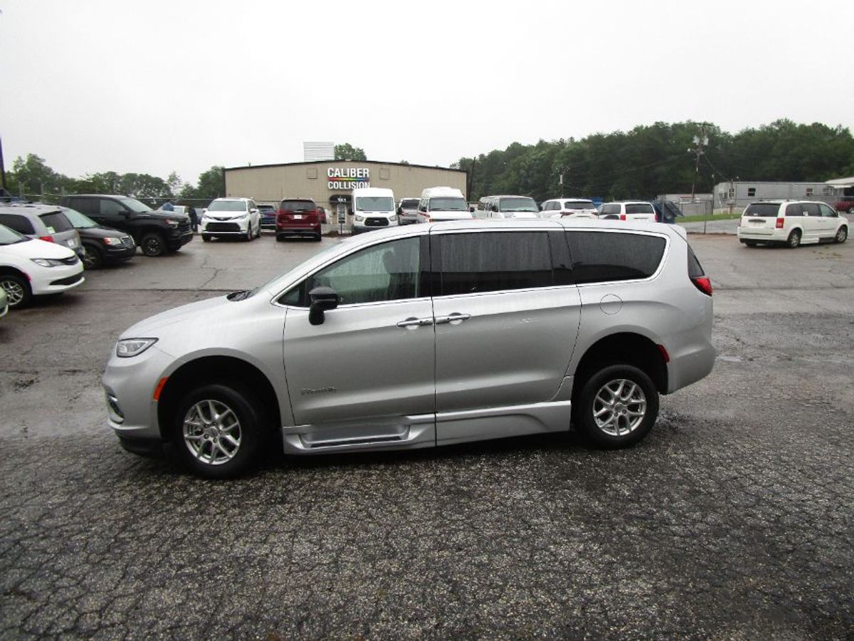 Silver Chrysler Pacifica image number 3