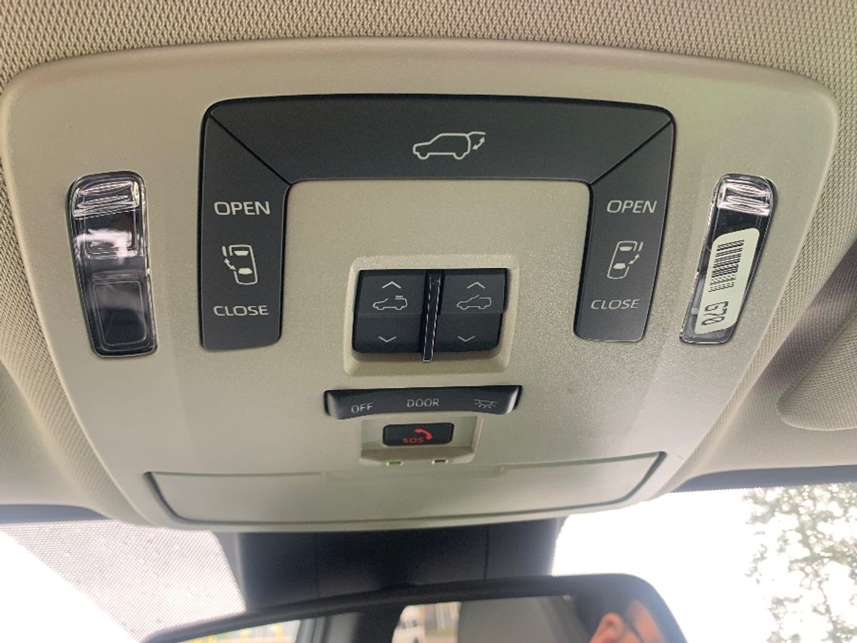 Metallic Gray Toyota Sienna image number 23