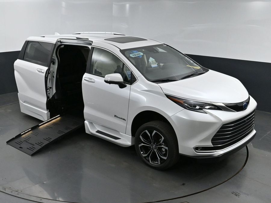 New 2025 Toyota Sienna Hybrid Platinum - BraunAbility Side Entry Entry Fold Out Automatic Ramp