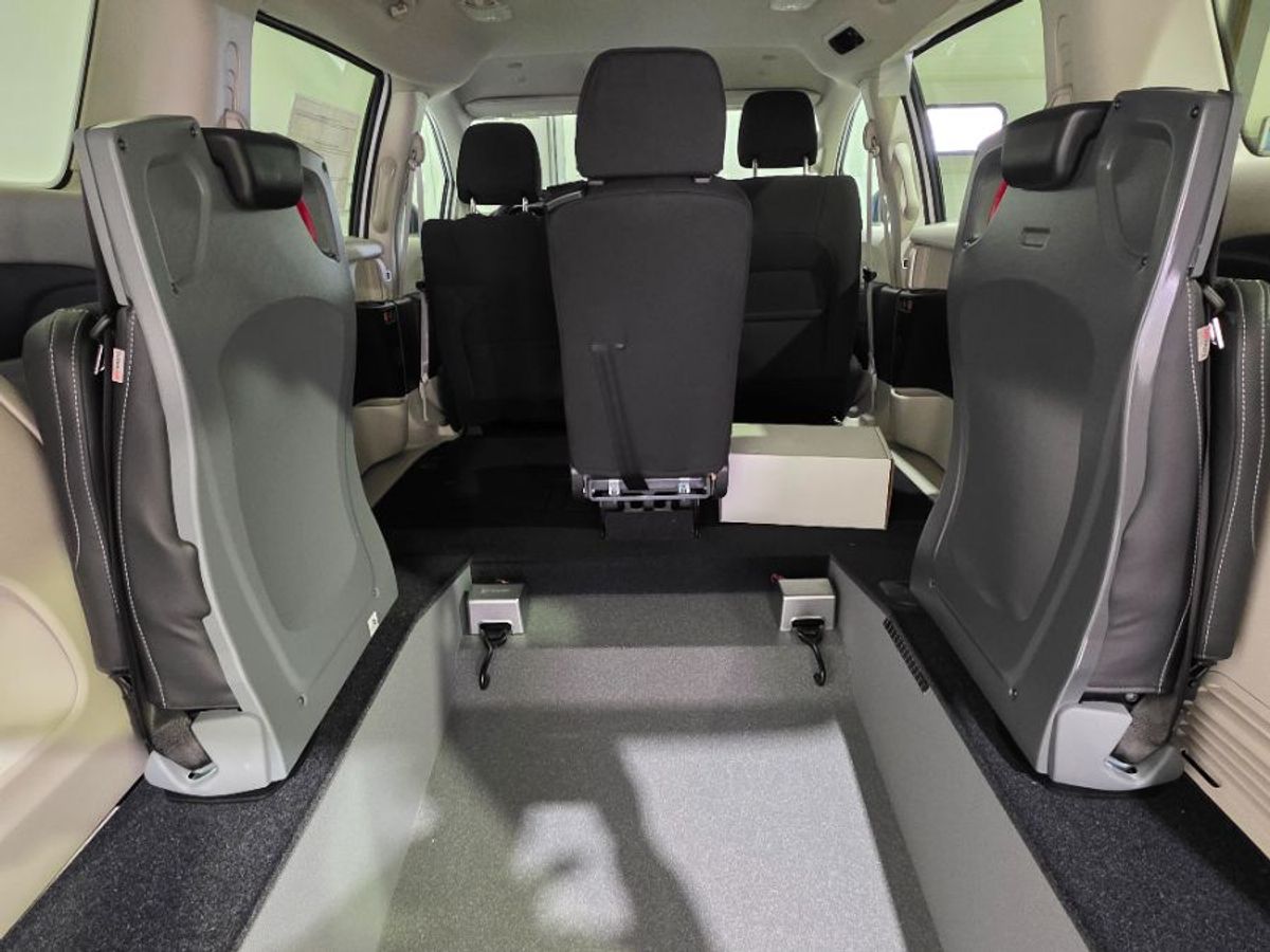 White Chrysler Voyager image number 19