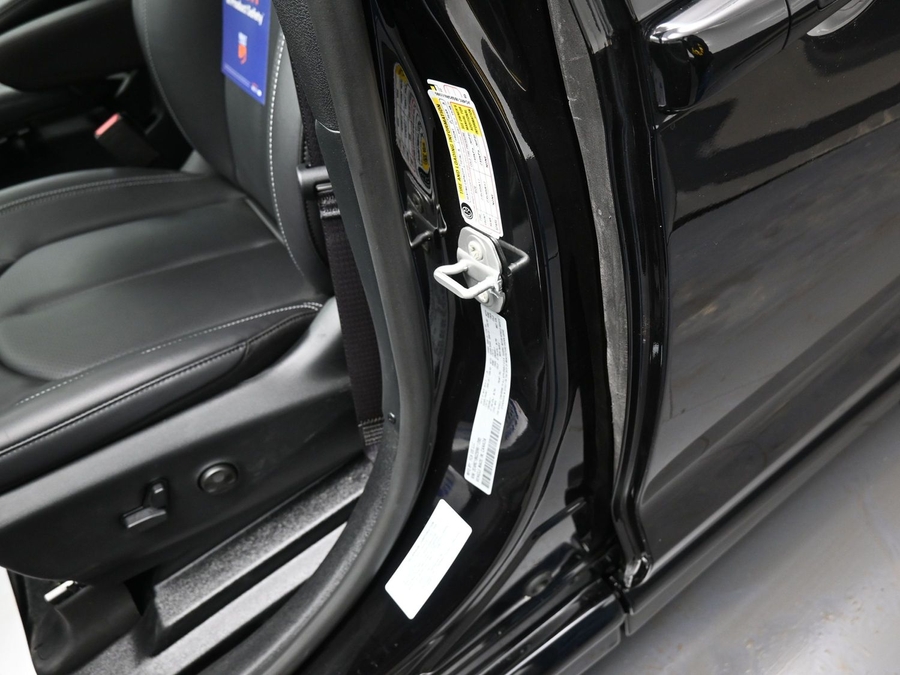 Black Chrysler Pacifica image number 16