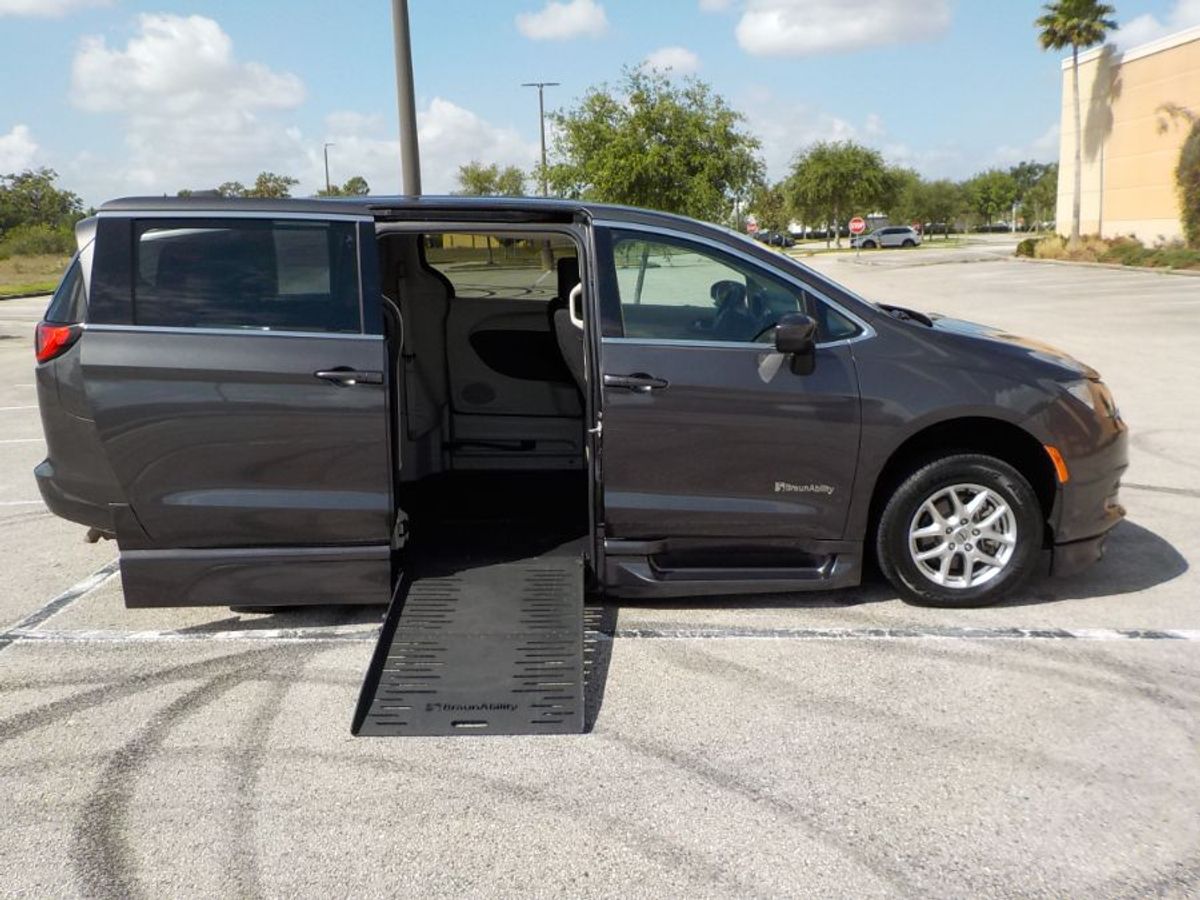 Used 2022 Chrysler Voyager LX's photo