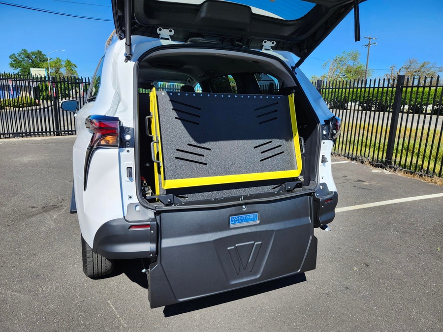 New 2026 Toyota Sienna Hybrid LE - Vantage Mobility Commercial Rear Entry Fold Out Manual Ramp