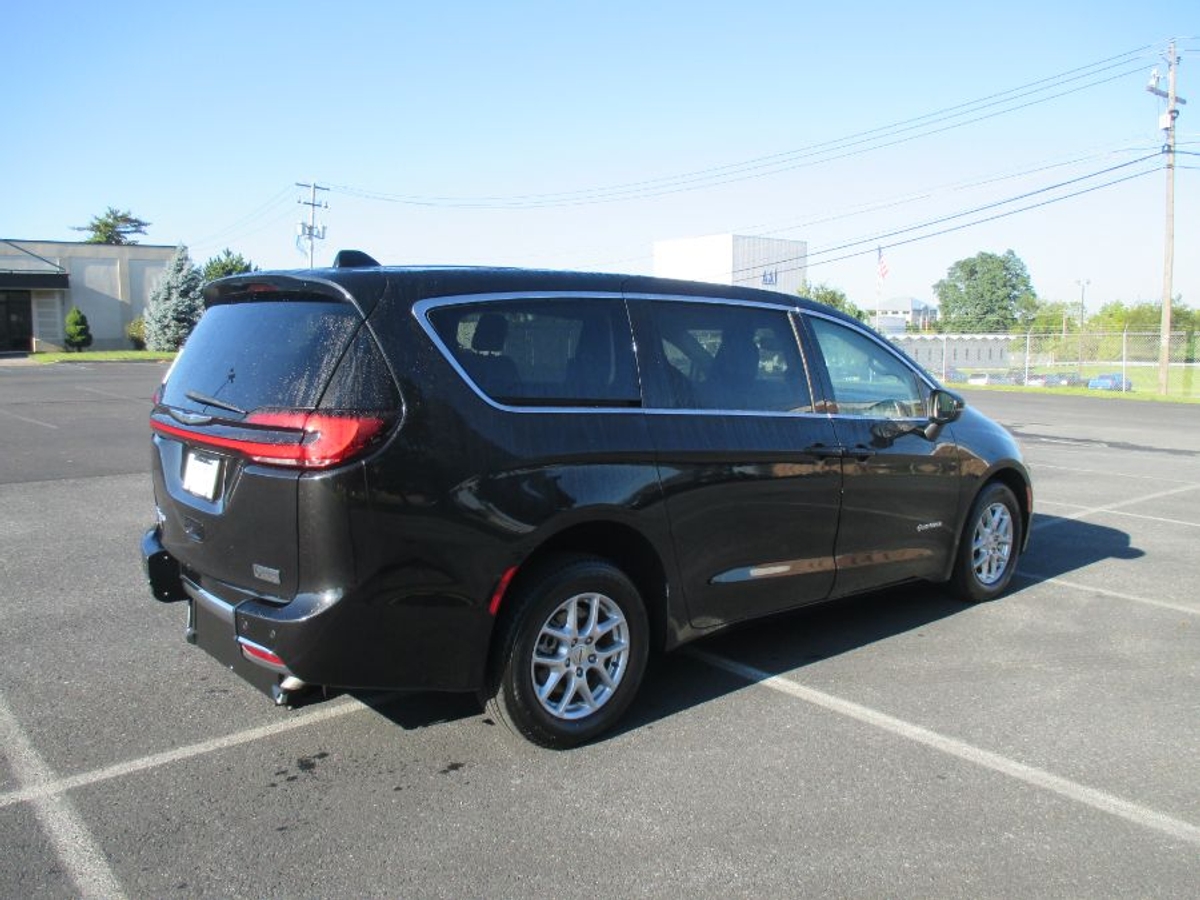 2023 CHRYSLER PACIFICA - Image 3