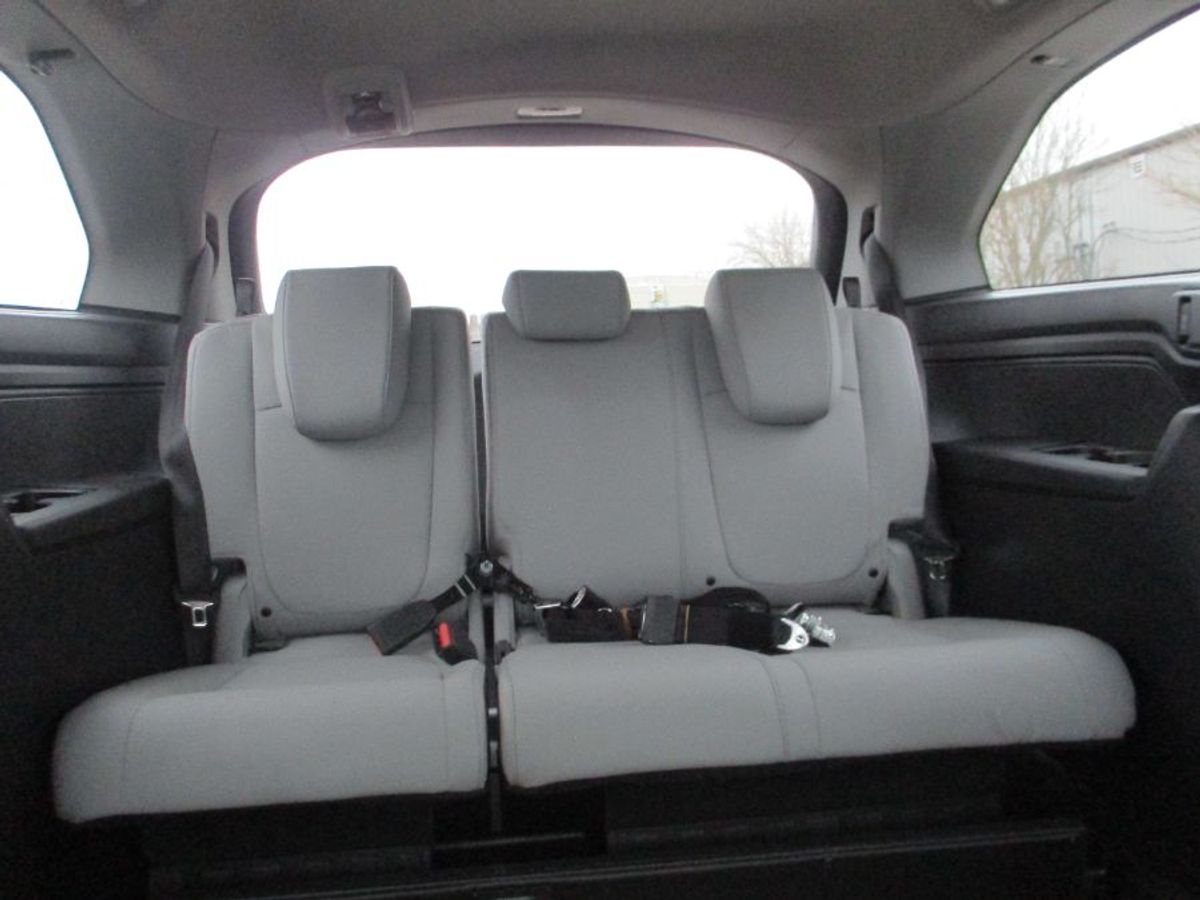 Silver Honda Odyssey image number 17