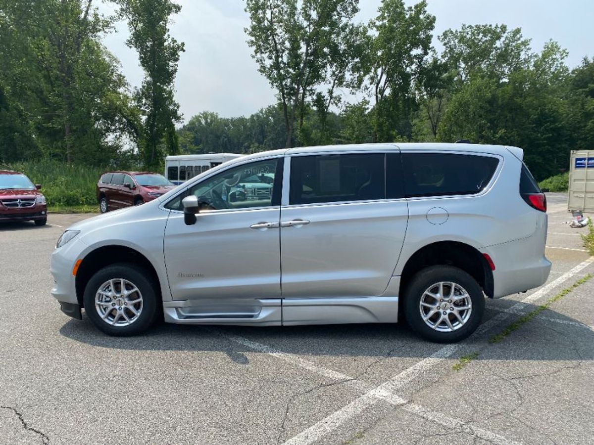 Silver Chrysler Voyager image number 4
