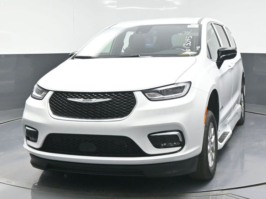 New 2025 Chrysler Pacifica Select Safety - BraunAbility Side Entry Entry Fold Out Automatic Ramp