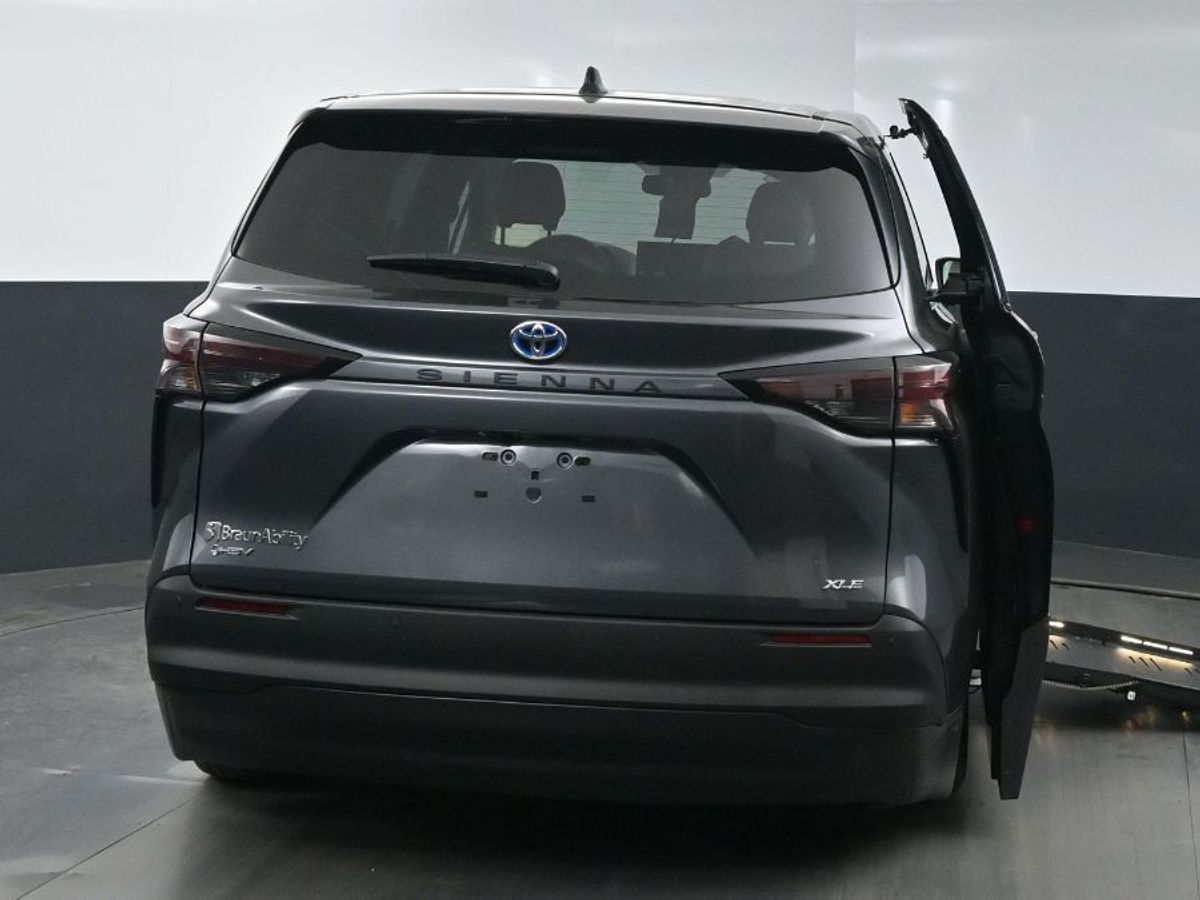 Grey Toyota Sienna image number 5
