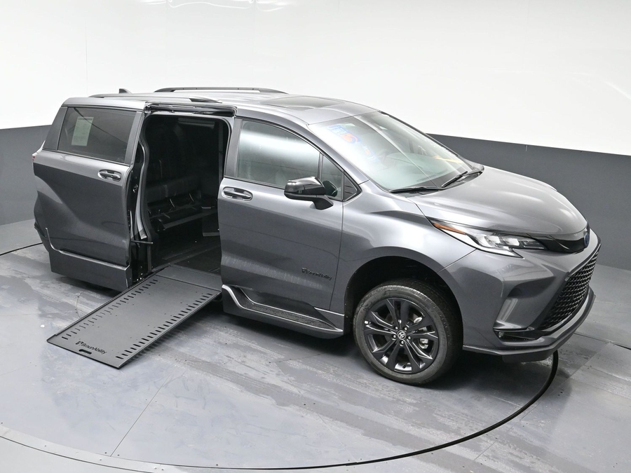 New 2025 Toyota Sienna Hybrid XSE Sport - BraunAbility Side Entry Entry In Floor Automatic Ramp