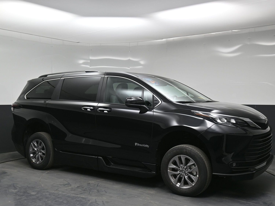 New 2026 Toyota Sienna Hybrid XLE Base - BraunAbility Side Entry Entry Fold Out Automatic Ramp