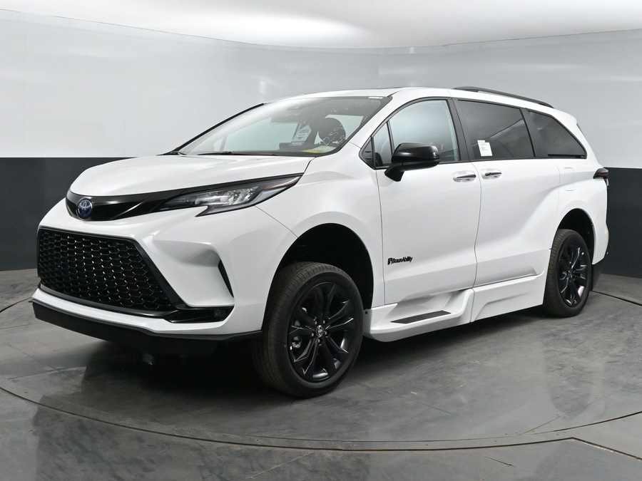 New 2025 Toyota Sienna Hybrid XSE Sport - BraunAbility Side Entry Entry In Floor Automatic Ramp