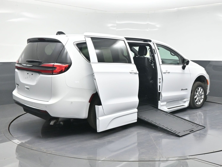 New 2025 Chrysler Pacifica Select Safety - BraunAbility Side Entry Entry In Floor Automatic Ramp